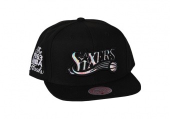 MITCHELL & NESS IRIDESCENT WORDMARK SNAPBACK HWC PHILADELPHIA 76ERS